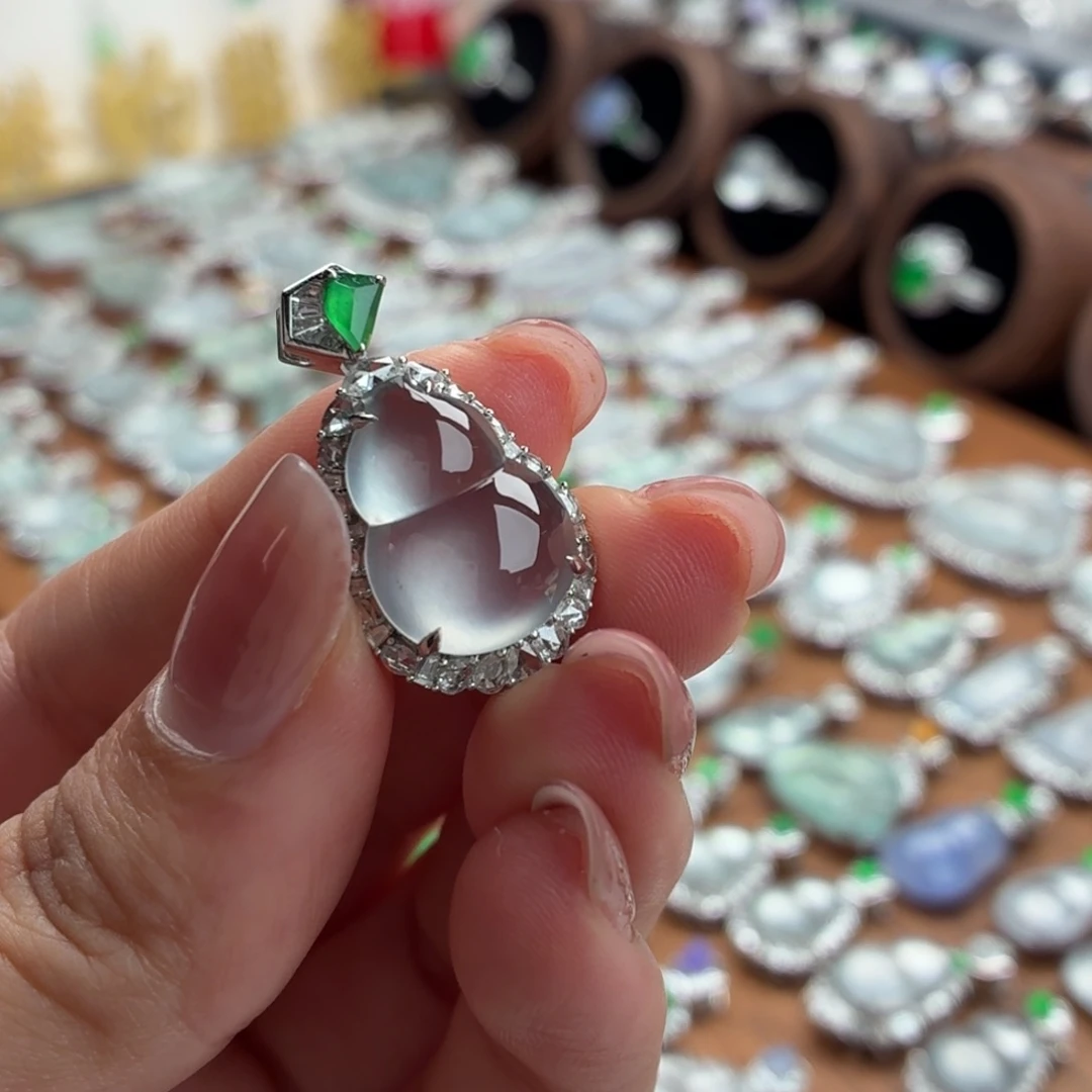 翡翠18K金镶嵌颈饰葫芦