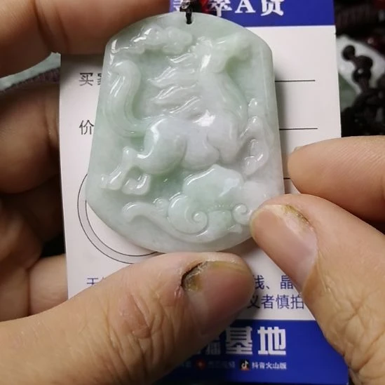 翡翠未镶嵌颈饰挂件