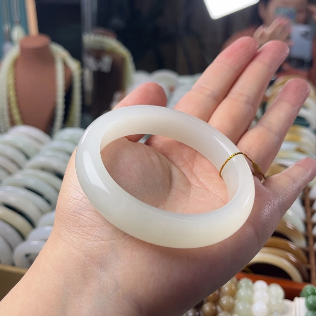 和田玉未镶嵌手镯