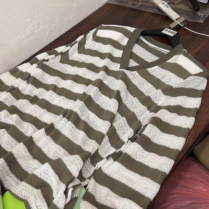 今天新款 绿色条纹垫肩V领长袖打底