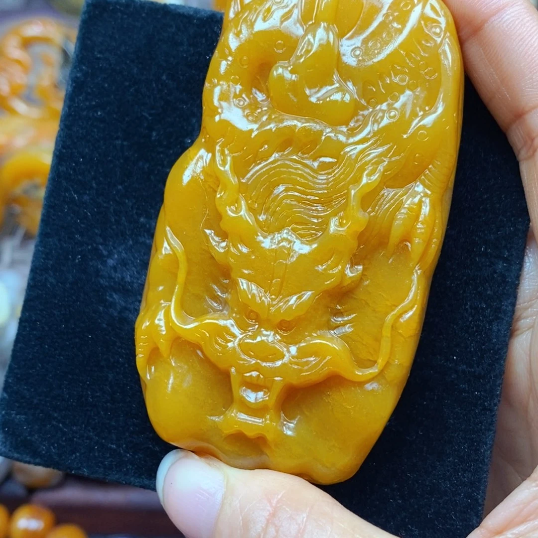 未镶嵌石英质玉（黄龙玉）颈饰