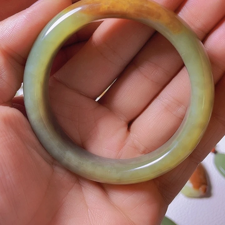 岫岩河磨玉(透闪石质玉)手镯未镶嵌悠**水