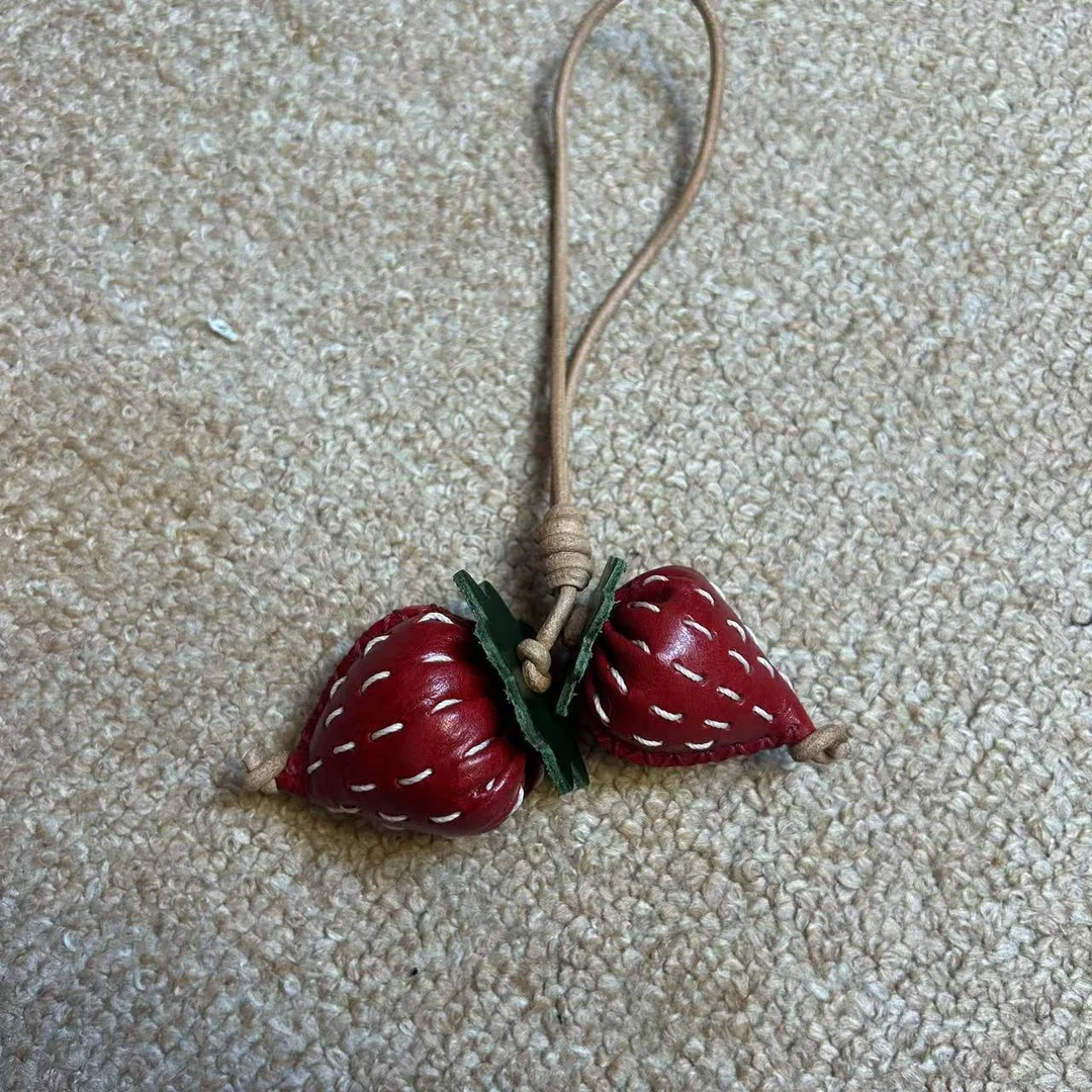 头层牛皮手工小草莓植鞣皮包包挂件皮革小饰品