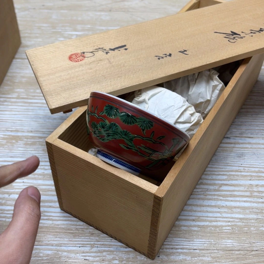 瓷片?*咄密密麻麻地排列着一个