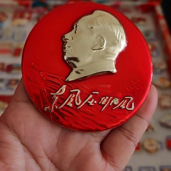 国***柱东风压倒西风纪念章