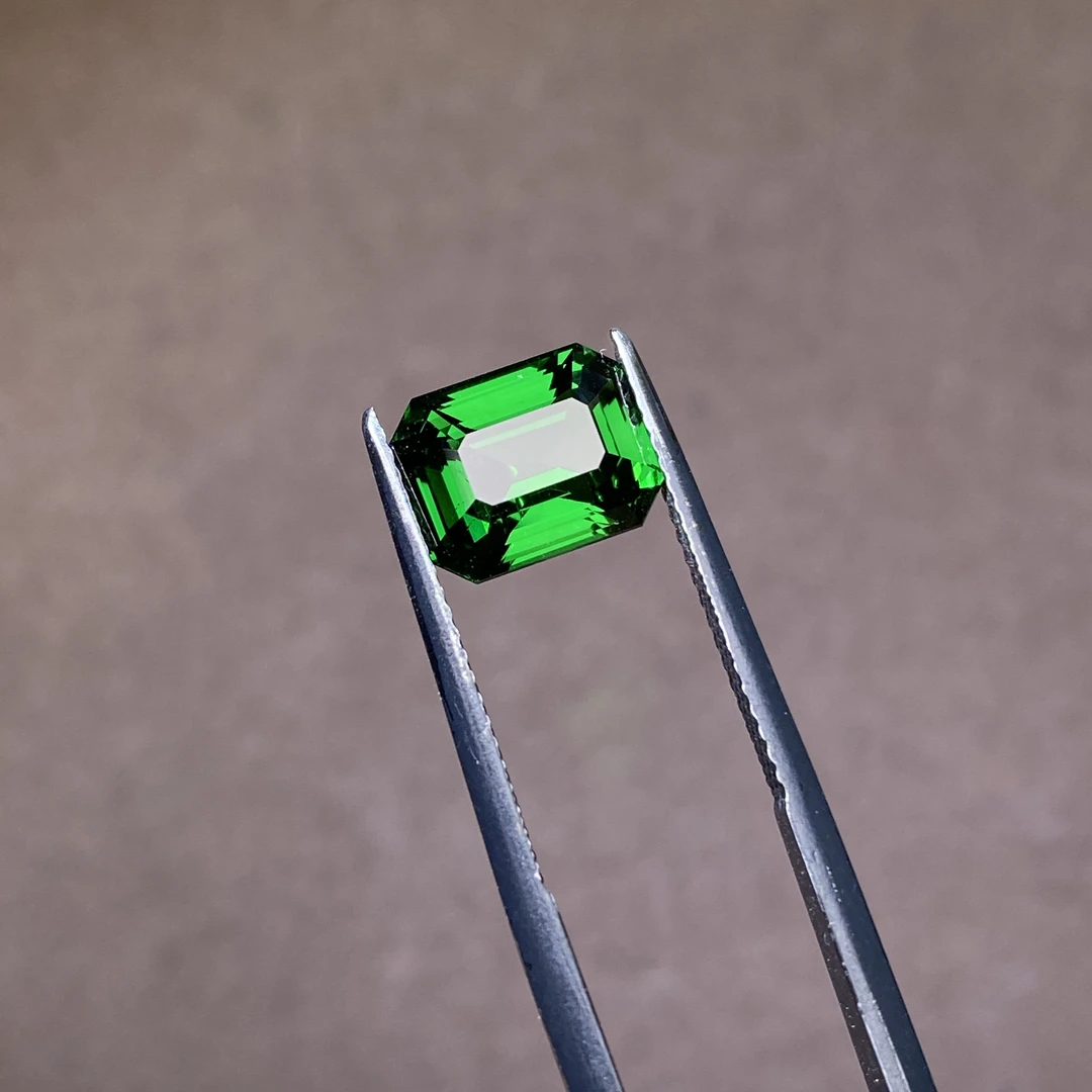 25A022 沙弗莱石榴石（Kijanigreen） 3.515克拉