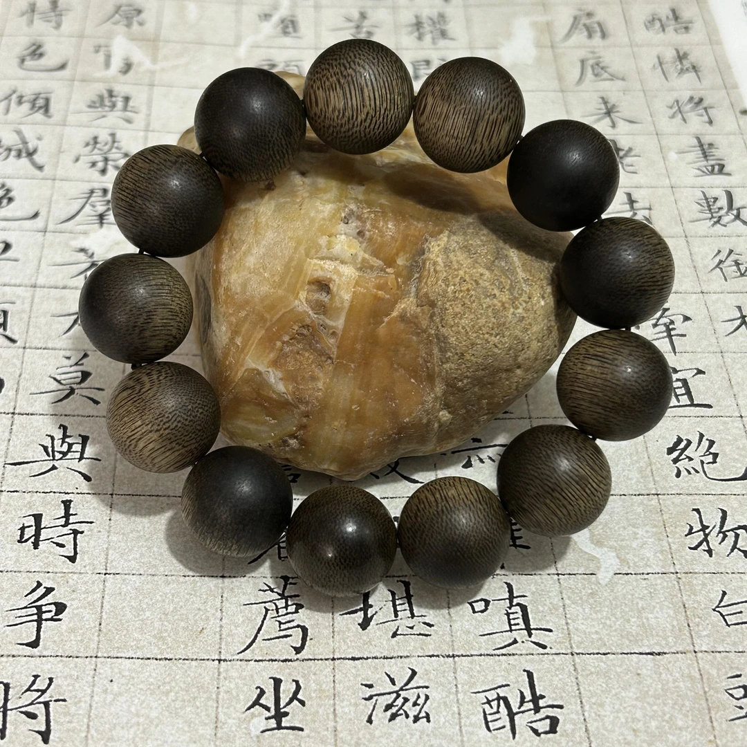 z-1060【海南莺歌绿奇楠老料】18mm，44.80g