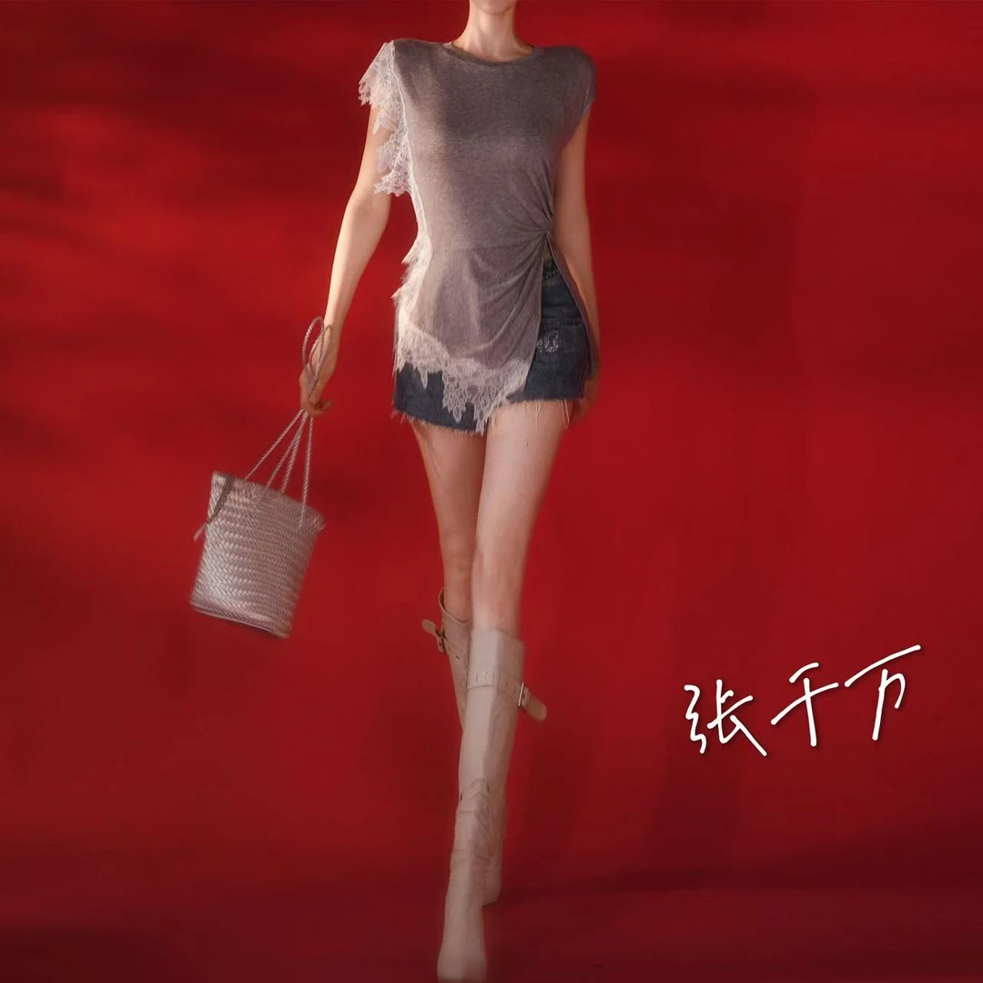 张千万 x 针织蕾丝拼接腰间扭结圆领T恤