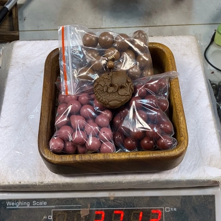 泥塑合香瑕疵珠拼貔貅抱球牌2