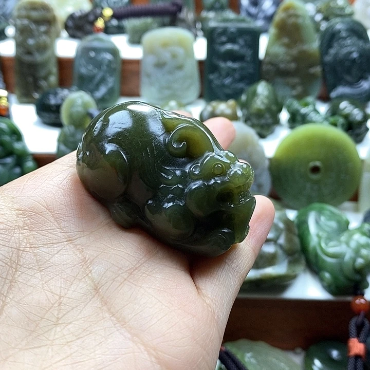 和田玉颈饰未镶嵌年***蕾