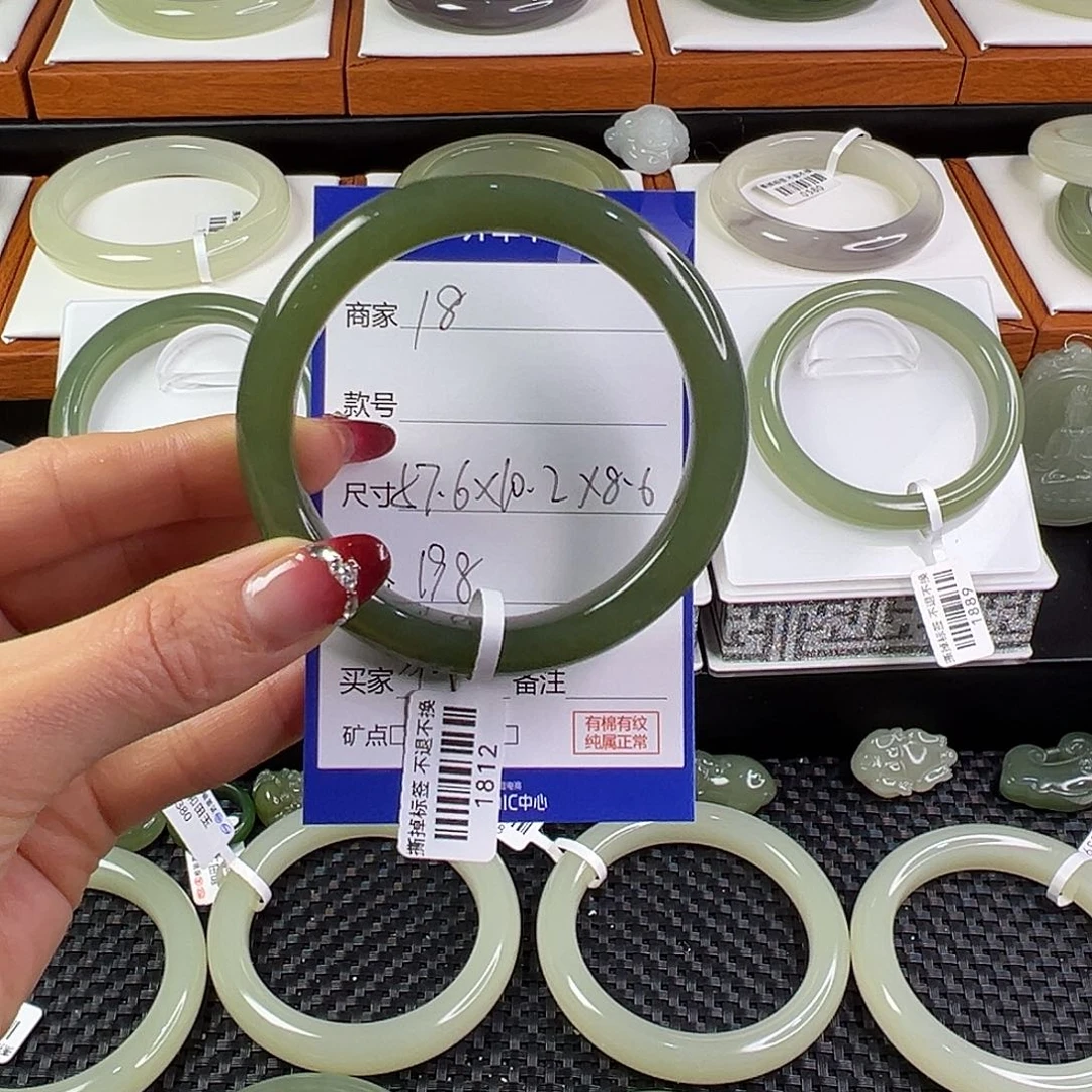 和田玉手镯未镶嵌?****