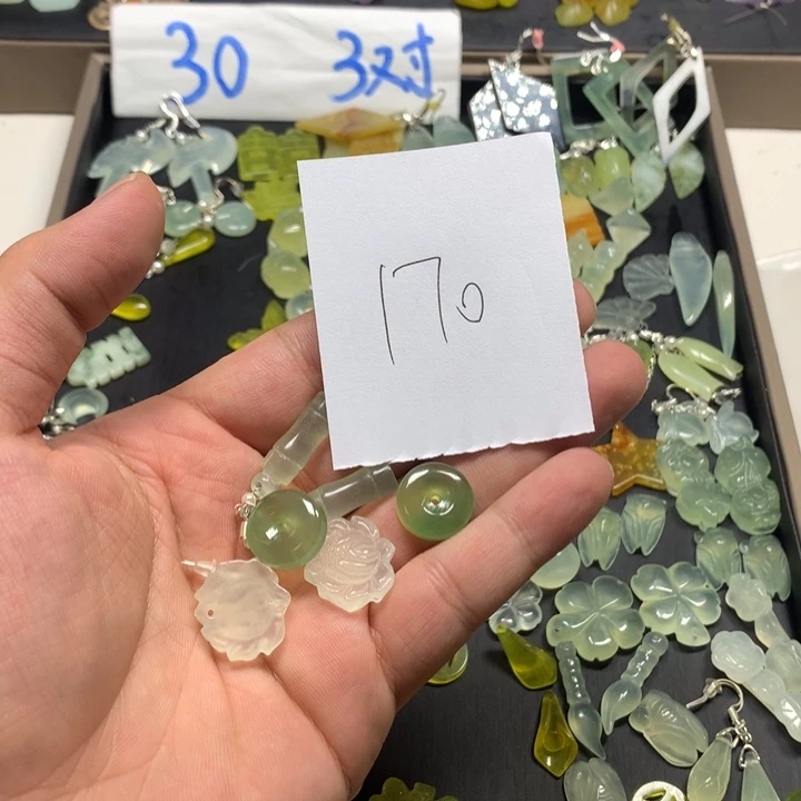 橘****蛇纹石玉未镶嵌耳钉
