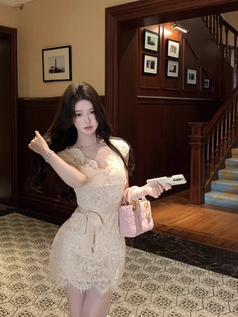 法式温柔气质蕾丝连衣裙女2025夏季新款优雅修身收腰显瘦包臀短裙