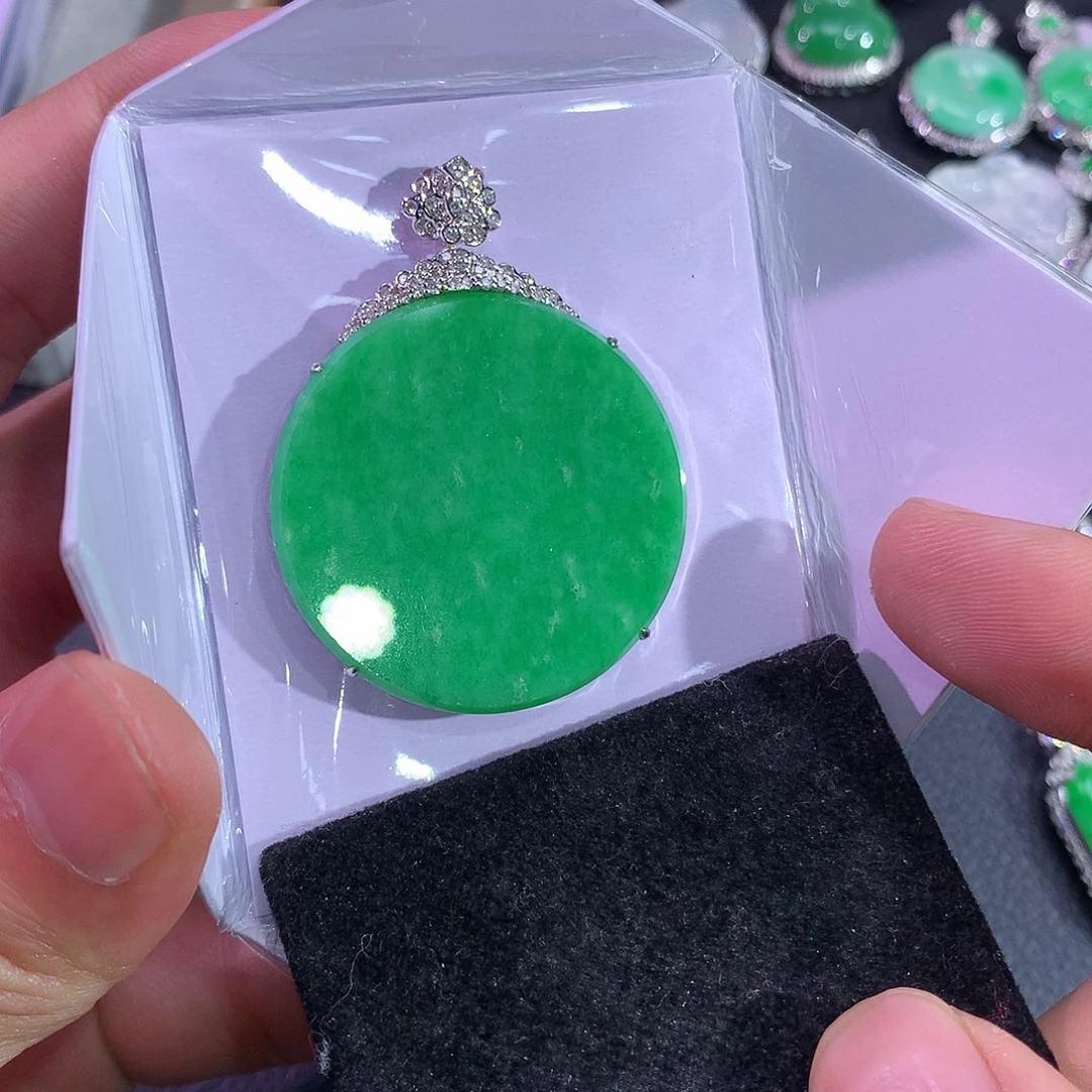 翡翠吊坠(赠链)18K金镶嵌