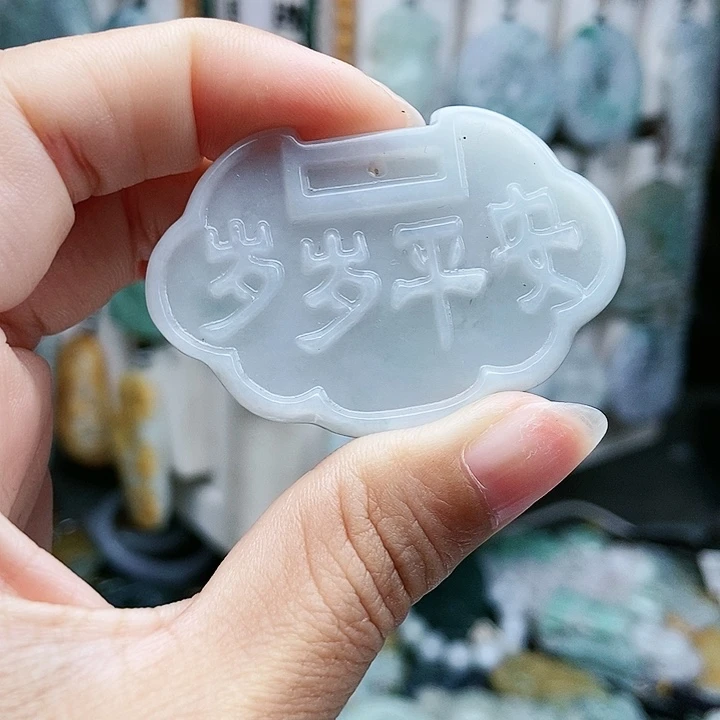颈饰足铂镶嵌翡翠翡翠