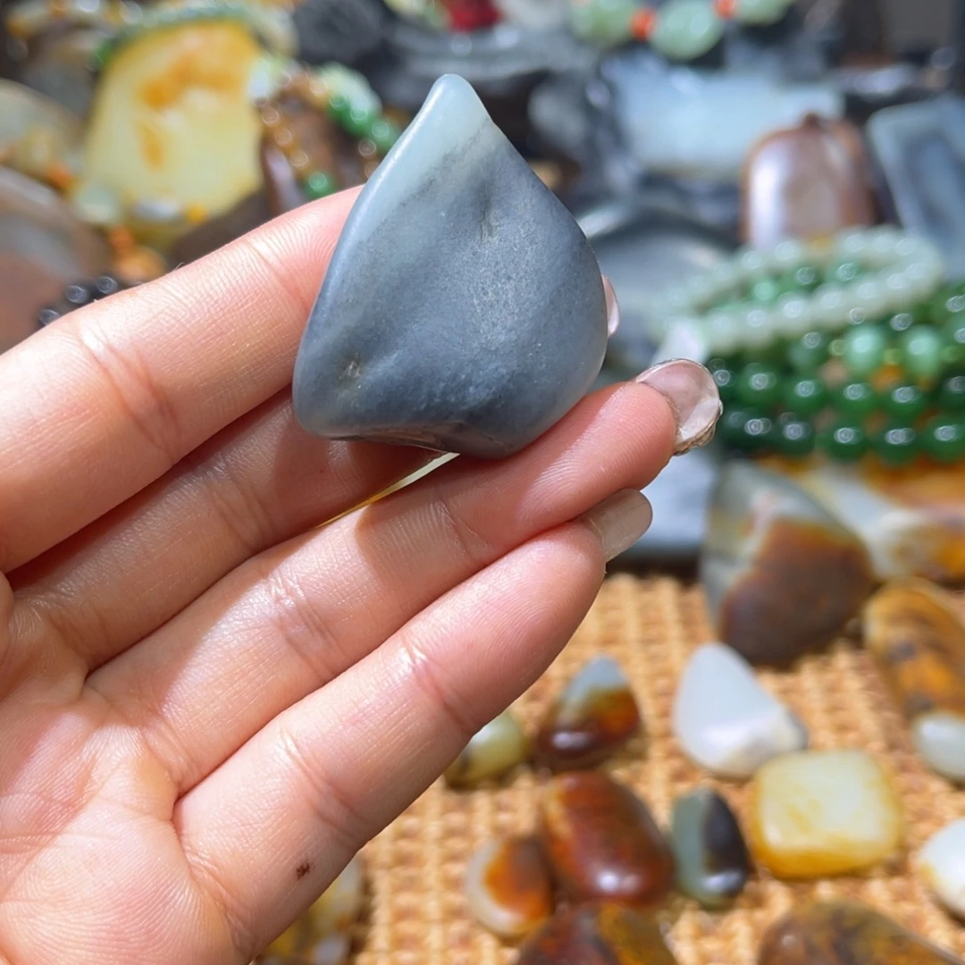 和田玉（糖玉）未镶嵌挂件和田玉22克