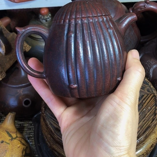 茶壶紫砂原矿泥料手工制作的一把紫砂壶。