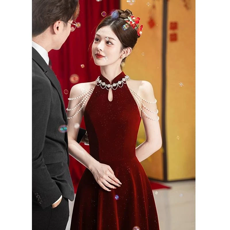 挂脖敬酒服新娘高级感酒红色订婚礼服裙轻奢小众高端出阁回门宴会