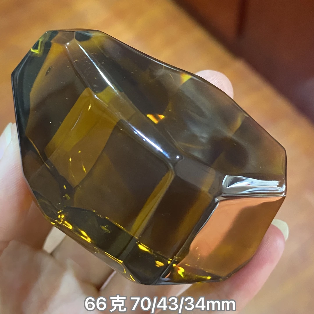 【小伊琥珀】66克菠菜绿茶切割面吊坠