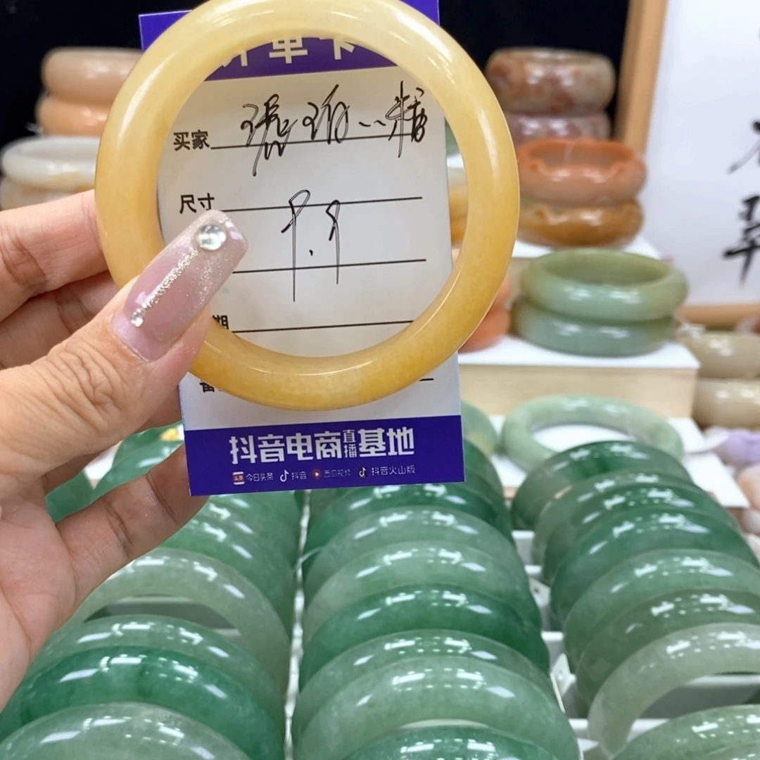 石英质玉手镯未镶嵌琥***糖