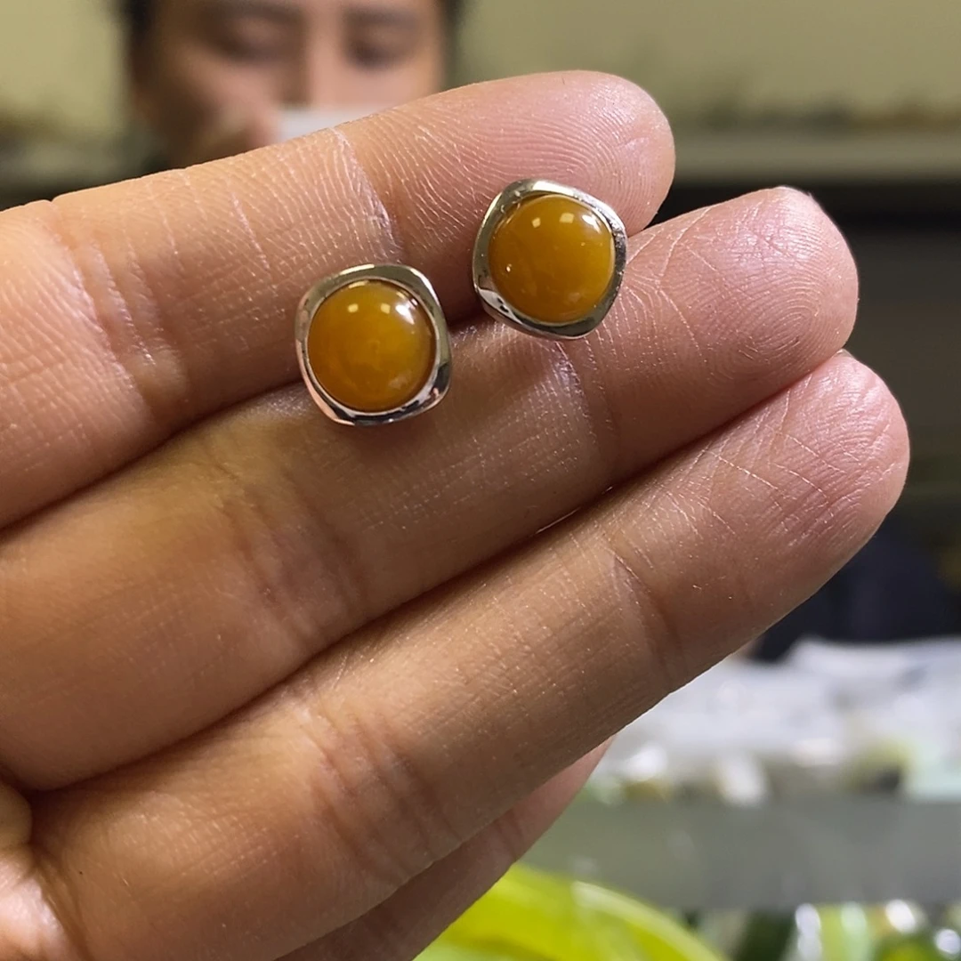 岫玉未镶嵌耳钉一对