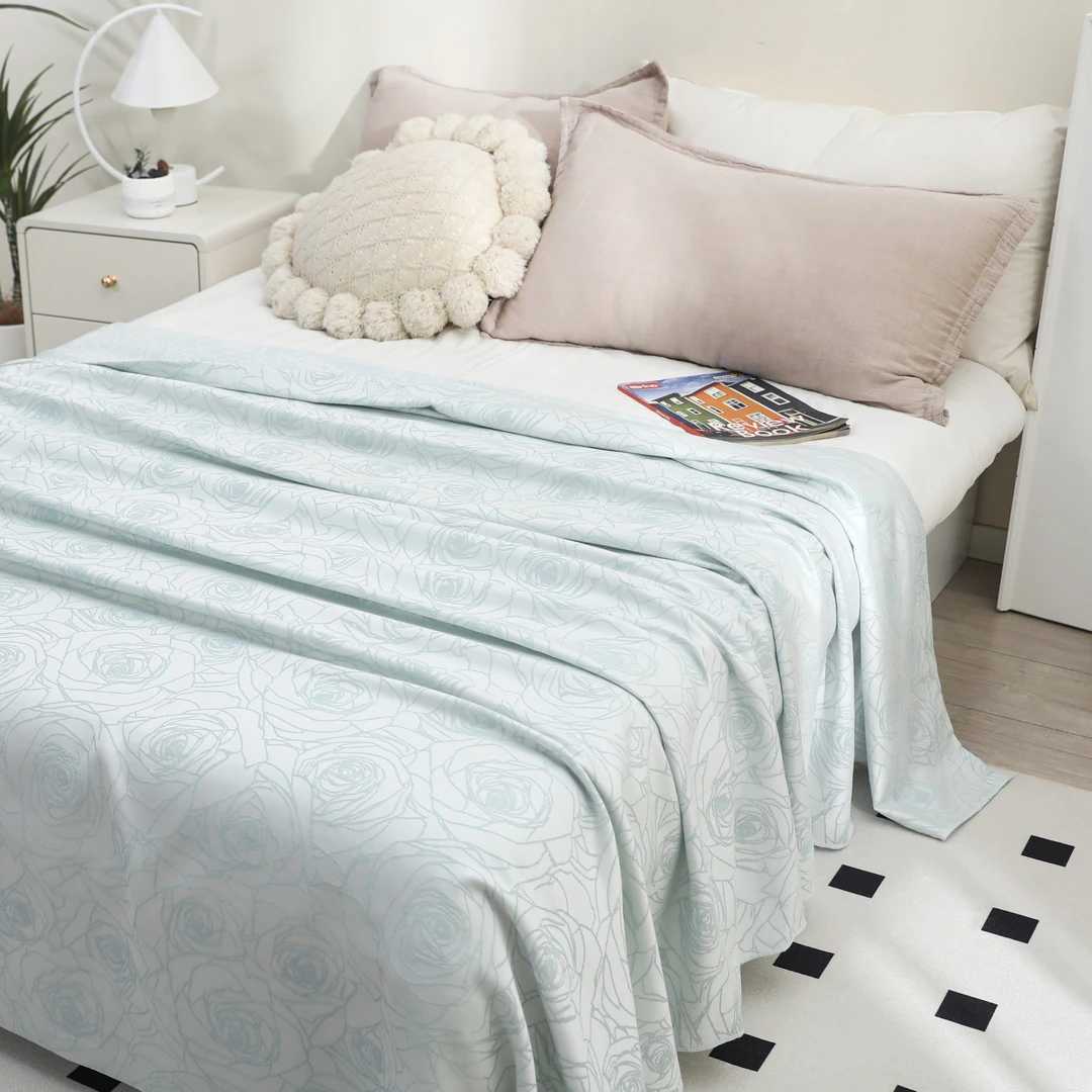 XDONGY(冬云家纺)  高奢 150*200 玫瑰蓝色天 丝 毯