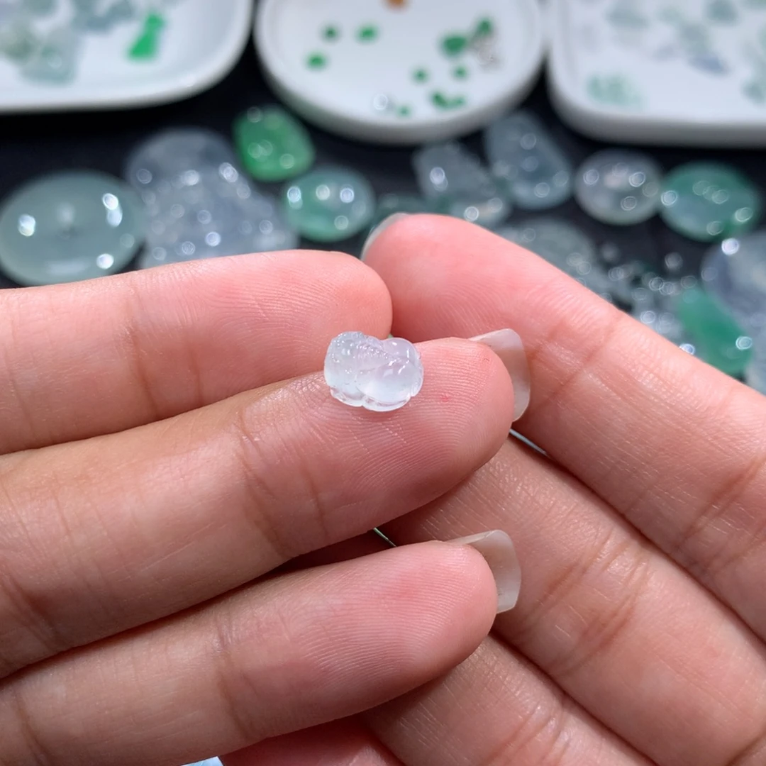 翡翠裸石未镶嵌白冰貔貅