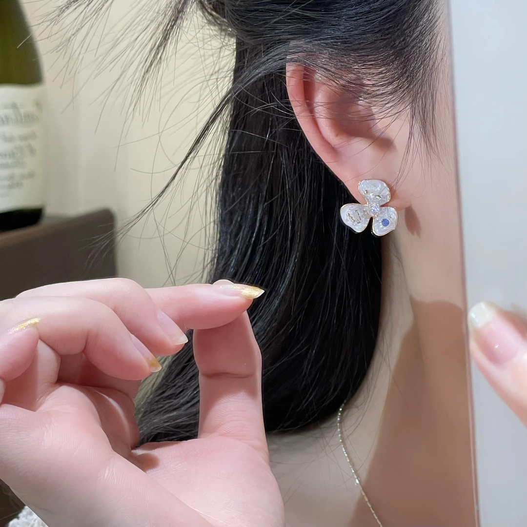 F333淡蓝色花瓣简约质感耳钉温柔小众百搭时尚轻奢