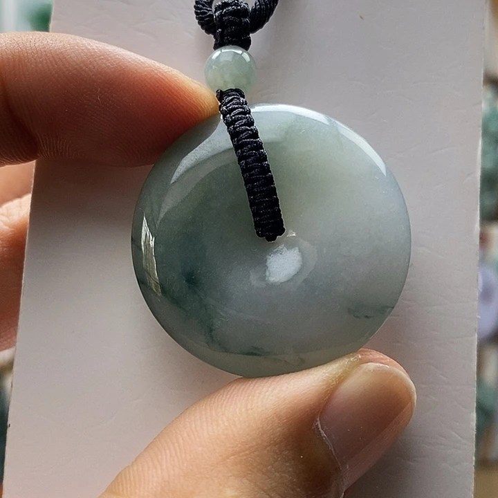 翡翠未镶嵌颈饰每天