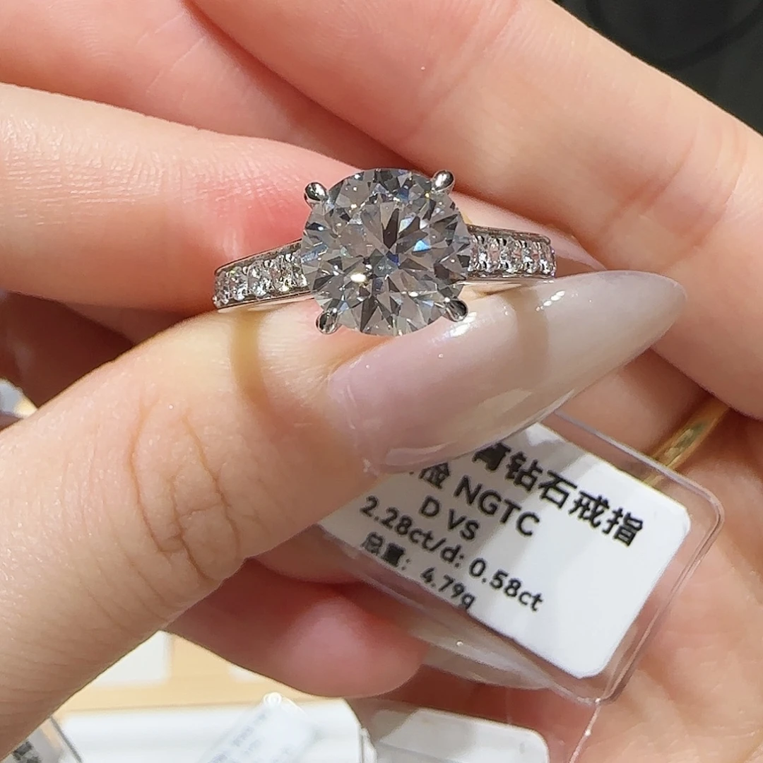18K金镶嵌实验室培育钻石2.28克拉卡家四爪镶钻 16