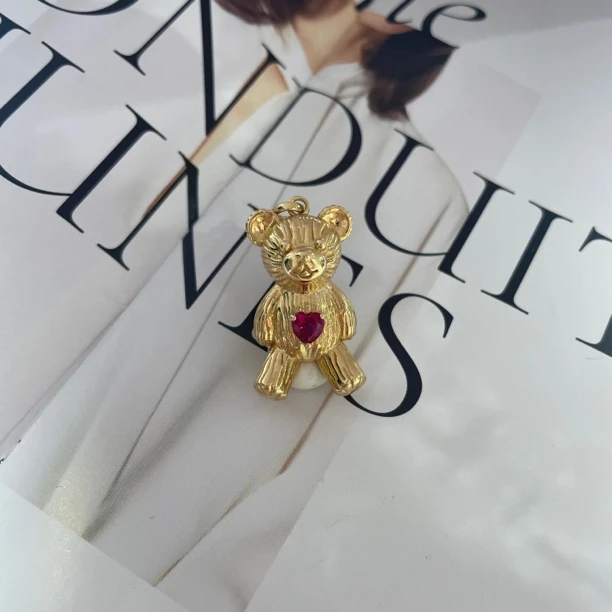 培育红宝石【金禧禧】18k金吊坠小熊