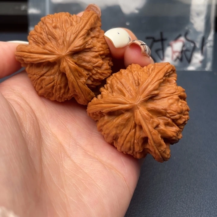 人***岁文玩核桃吊坠白狮子