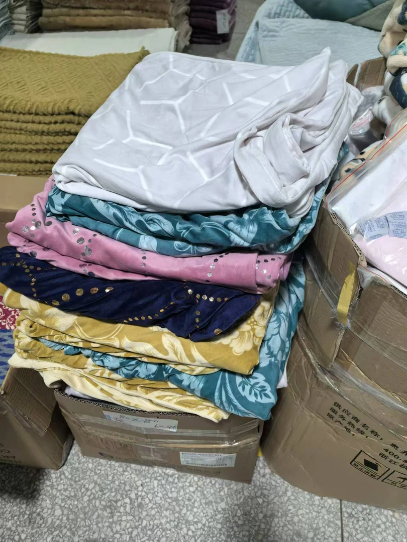 《厚广家》3楼80×80杂款天鹅绒抱枕套 发1对 不挑色