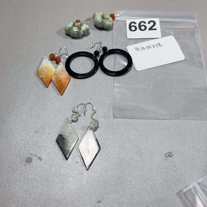 蛇纹石玉耳饰未镶嵌怀**兔