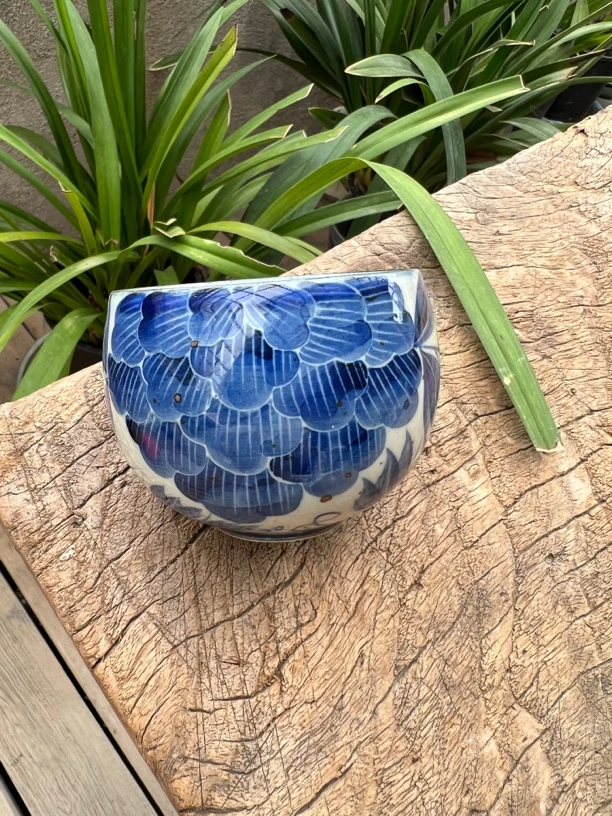 【近山古美】蓝刮线牡丹200cc主人杯高温釉下手绘