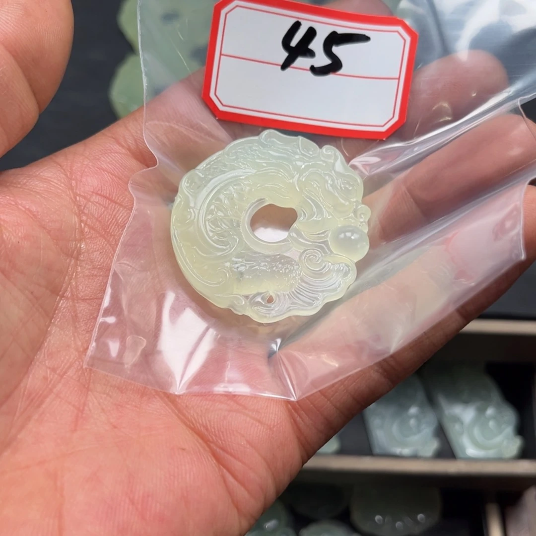 蛇纹石玉颈饰合金吾**疯