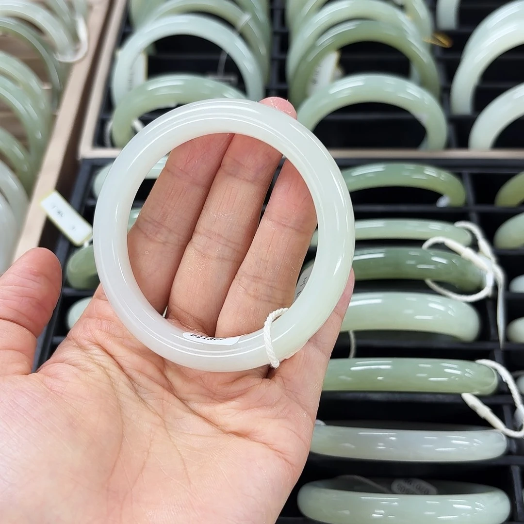 裙***扬和田玉手镯未镶嵌