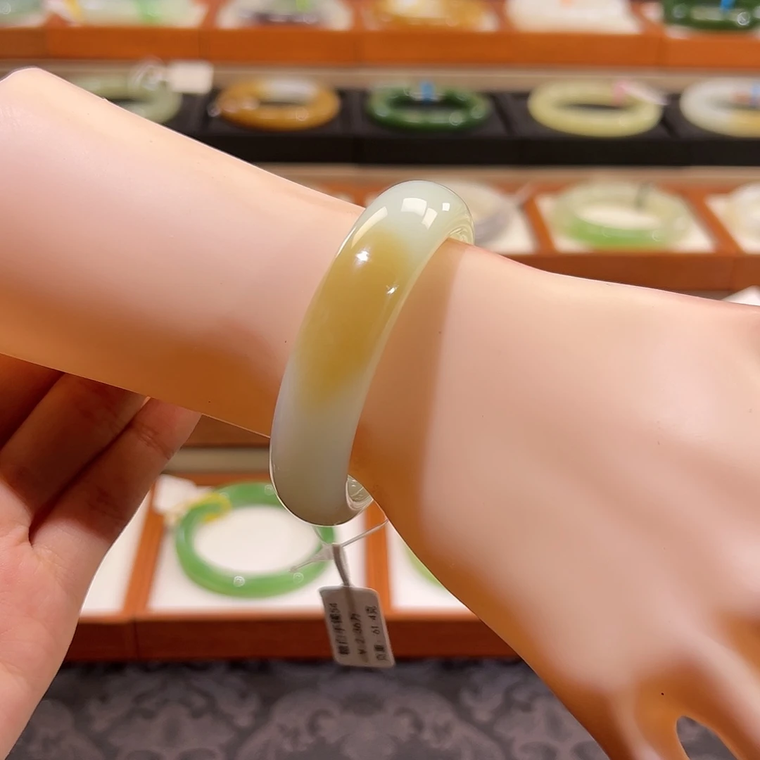 和田玉手镯未镶嵌宽胎糖白