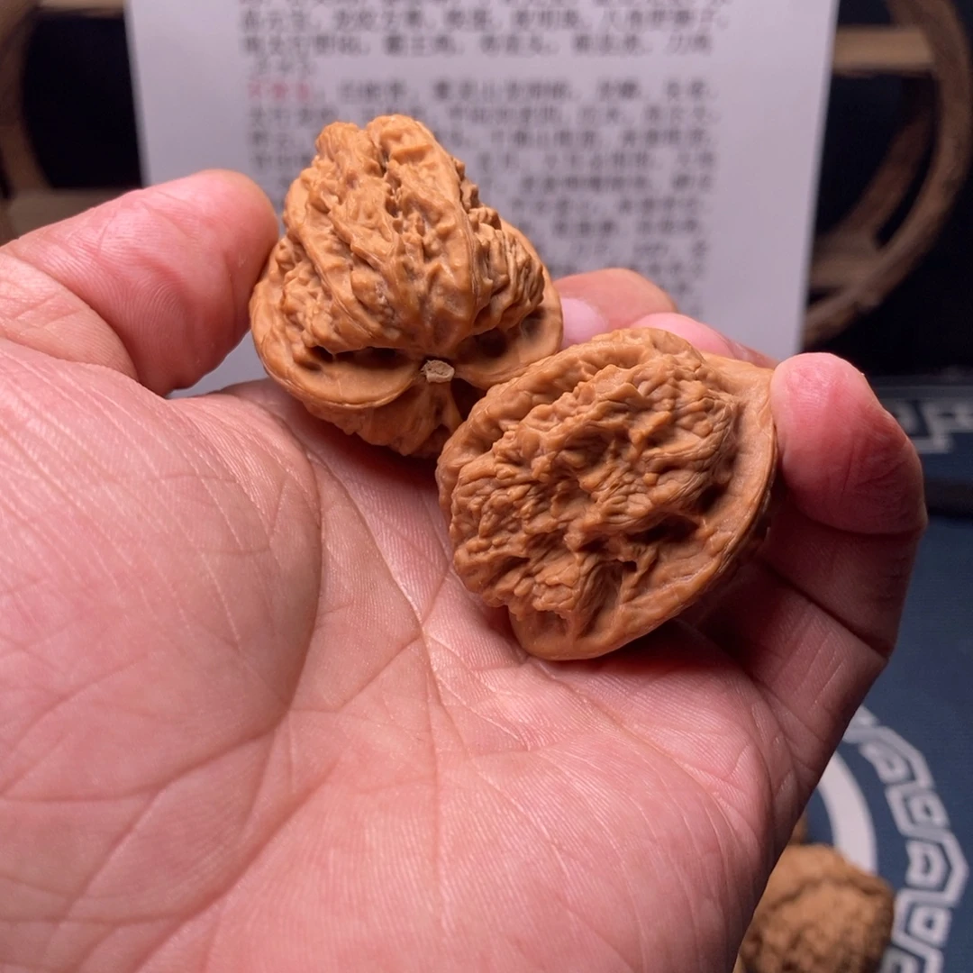 时***分文玩核桃把件瑕疵原树绣花蟾35