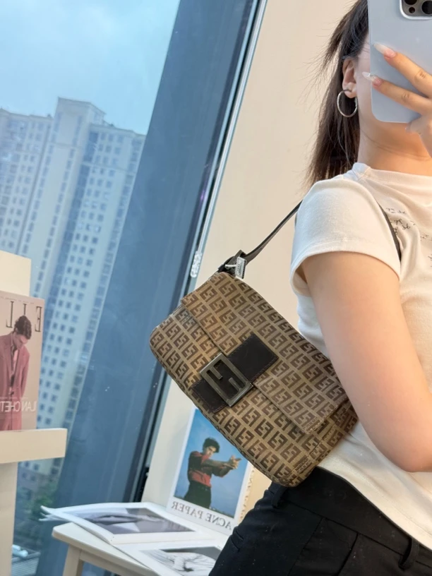 95新 FENDI/芬迪 时尚百搭大容量手拎包腋下包