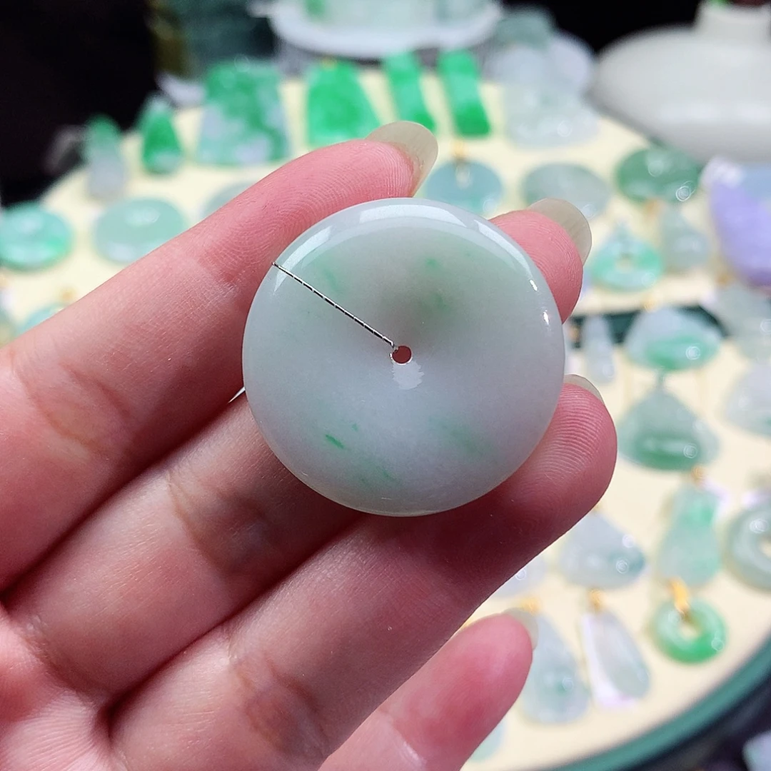 翡翠未镶嵌颈饰平安扣