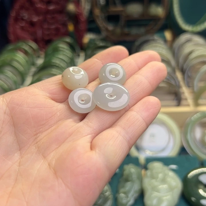 和田玉颈饰未镶嵌扣子