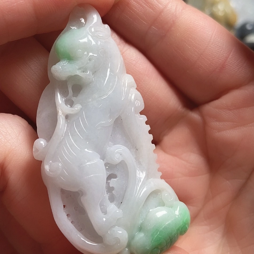 翡翠未镶嵌颈饰貔貅