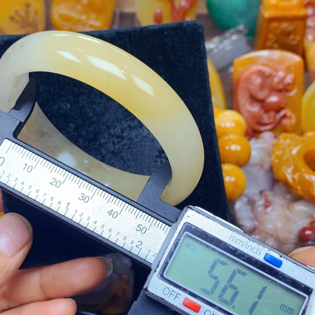 未镶嵌石英质玉（黄龙玉）颈饰