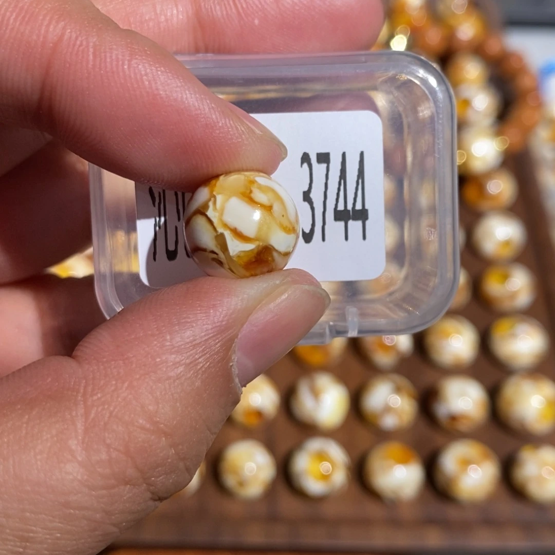 蜜蜡未镶嵌珠宝奇石3744