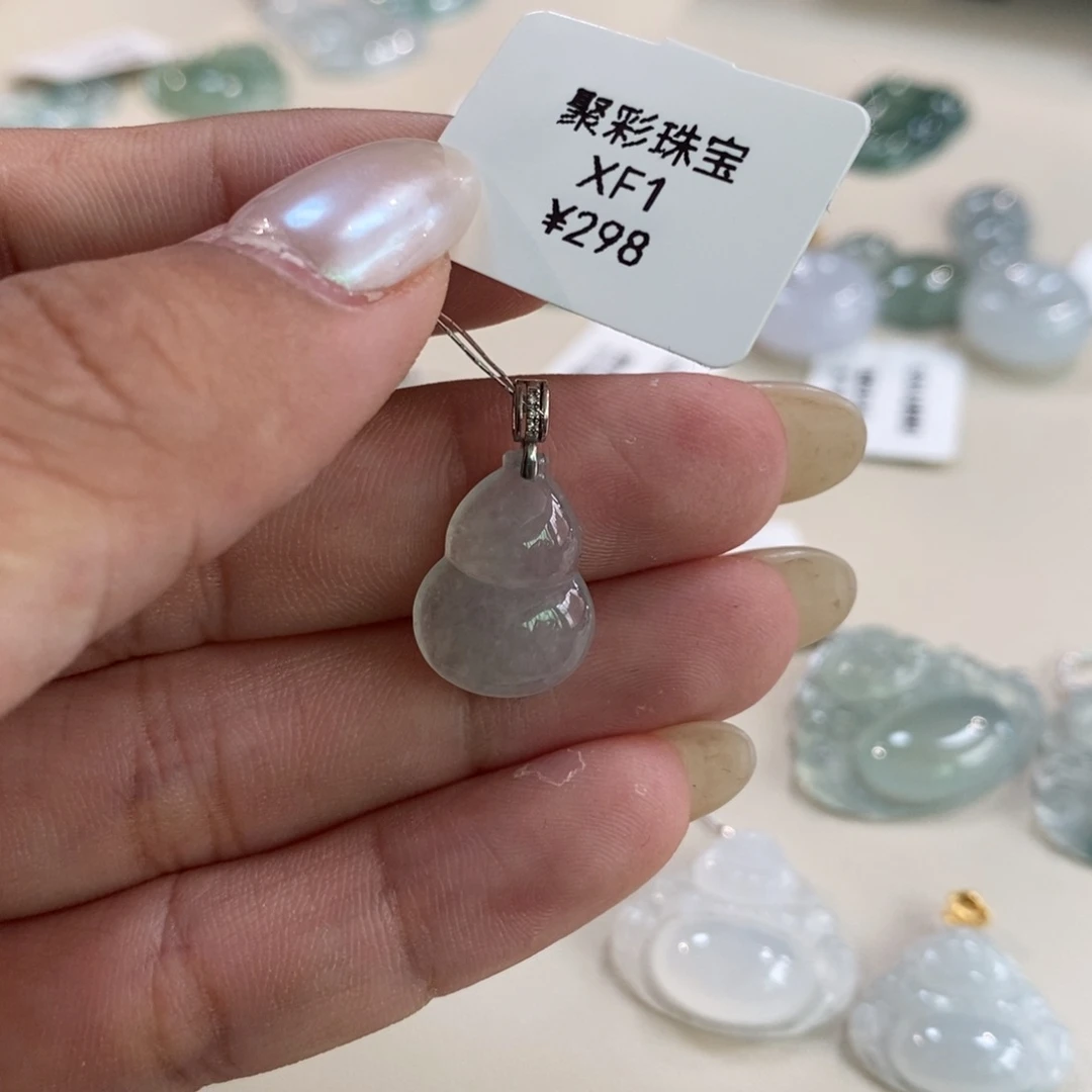 翡翠18K金镶嵌颈饰葫芦
