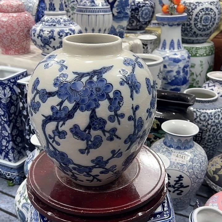 摆件青花瓷手工手绘高温釉下彩，居家摆件浮雕工艺花瓶，小微瑕