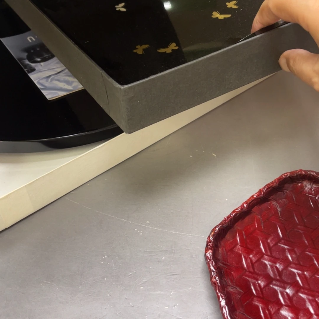 渔***夫瓷片密密麻麻地铺满一层