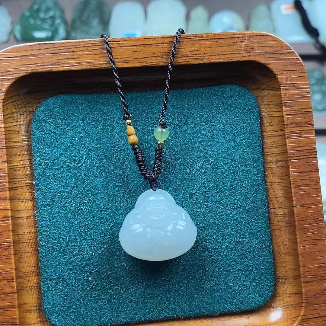 和田玉未镶嵌颈饰白色抱抱佛