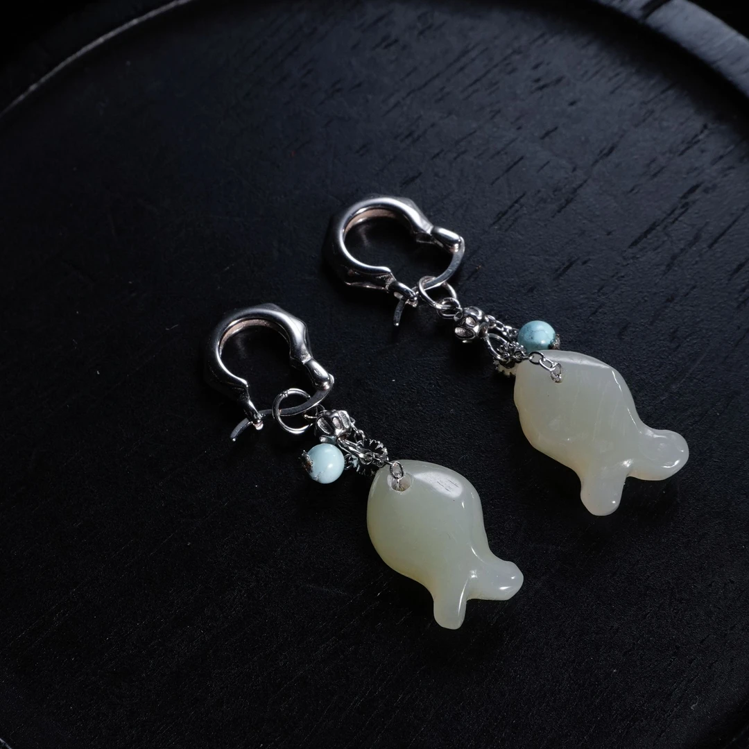 E320 和田玉银925镶嵌 晴绿小鱼耳饰